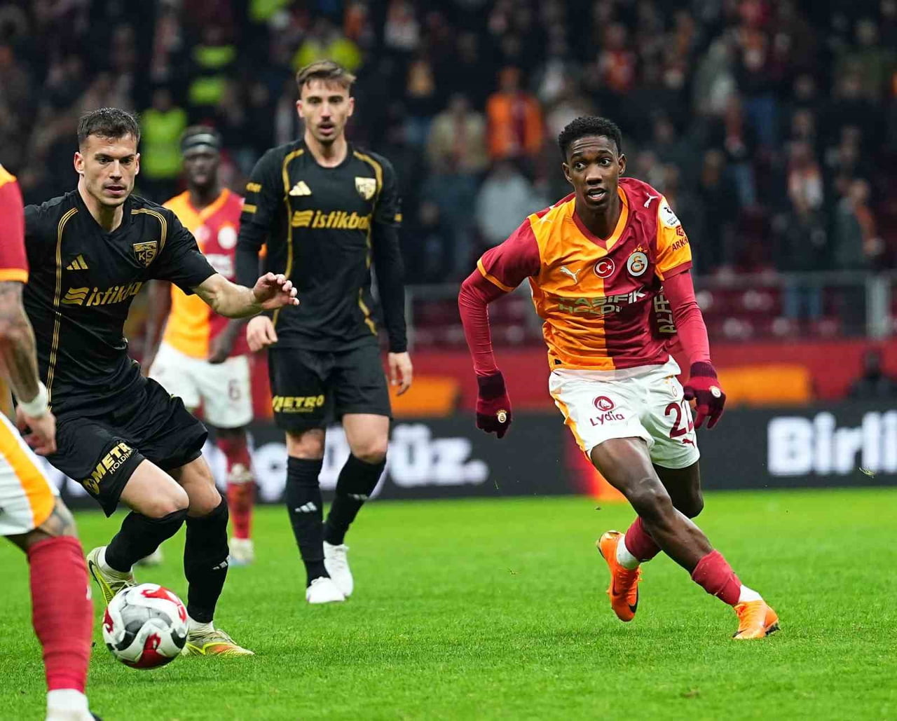 GALATASARAY’IN YENİ TRANSFERİ KOLOMBİYALI FUTBOLCU YASER ASPRİLLA, KAYSERİSPOR MAÇININ 73....