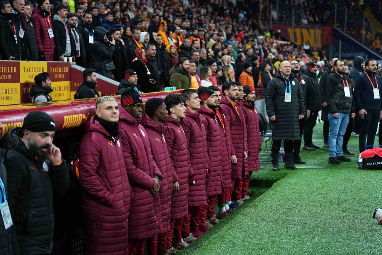 GALATASARAY TEKNİK DİREKTÖRÜ OKAN BURUK SON OYNADIKLARI MANCHESTER CİTY MAÇININ 11'İNE GÖRE...