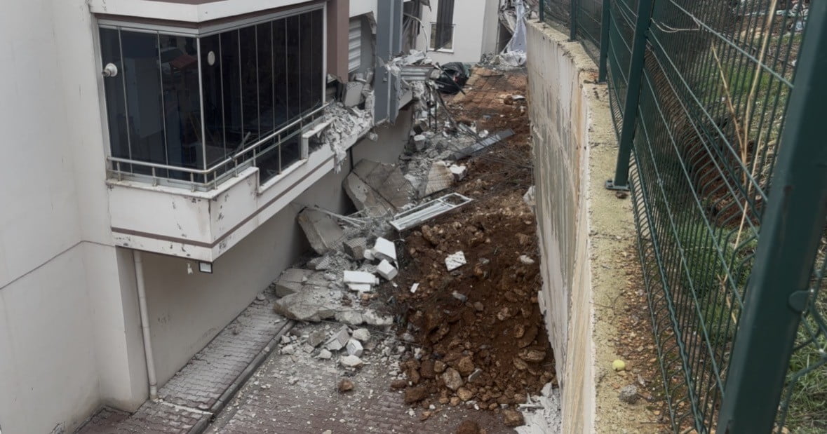 GAZİANTEP’TE YOĞUN YAĞIŞ SONRASI 4 BLOKLU SİTENİN İSTİNAT DUVARI ÇÖKTÜ.