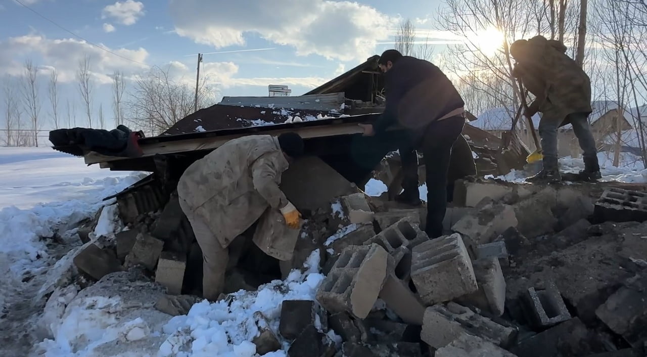 HAKKARİ’NİN YÜKSEKOVA İLÇESİNDE KAR YAĞIŞI NEDENİYLE BİR ODUNLUK VE AHIRIN ÇATISININ ÇÖKMESİ...