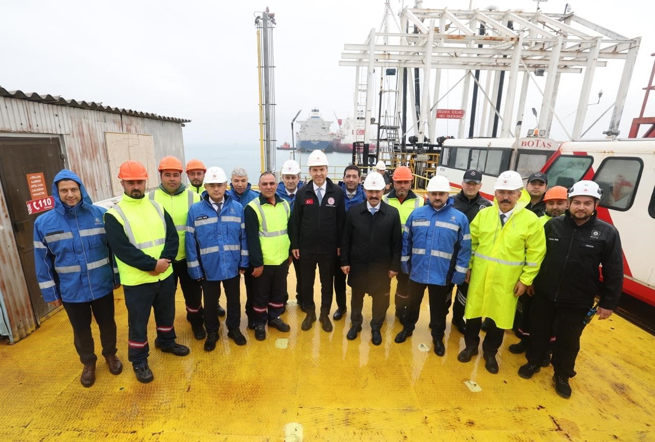 HATAY'DAKİ BOTAŞ DÖRTYOL FSRU TESİSİNE ZİYARET GERÇEKLEŞTİREN BAKAN BAYRAKTAR, İKİ YENİ...