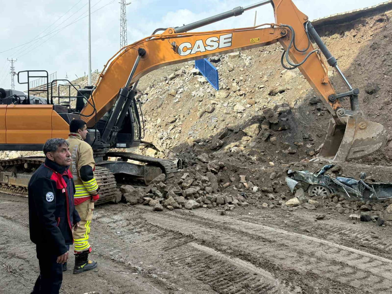 HATAY’DA ÇÖKEN İSTİNAT DUVARININ ALTINDA KALARAK HURDAYA DÖNEN ARAÇLAR EKİPLERİN ÇALIŞMALARIYLA...