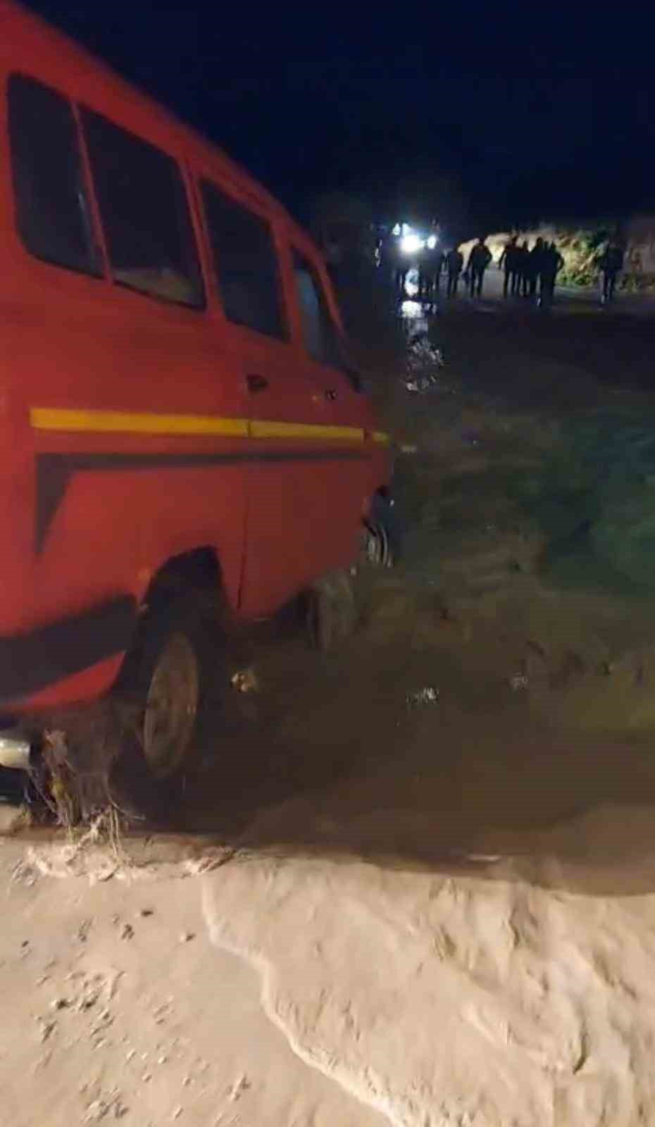 İNCİRLİOVA’DA ETKİLİ OLAN SAĞANAK YAĞIŞ NEDENİYLE YALKIDERE ÇAYI TAŞTI. ÇAYDAN MİNİBÜSÜYLE KARŞIYA...