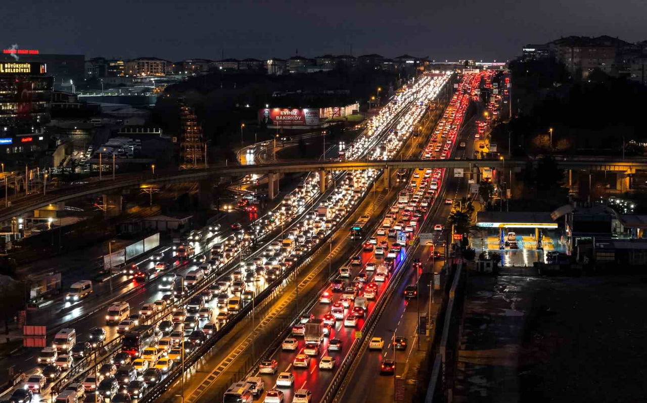 İŞ ÇIKIŞ SAATLERİNDE TRAFİK YOĞUNLUĞU, OKULLAR KAPALI OLMASINA RAĞMEN HAFTA BOYUNCA YÜZDE 80...