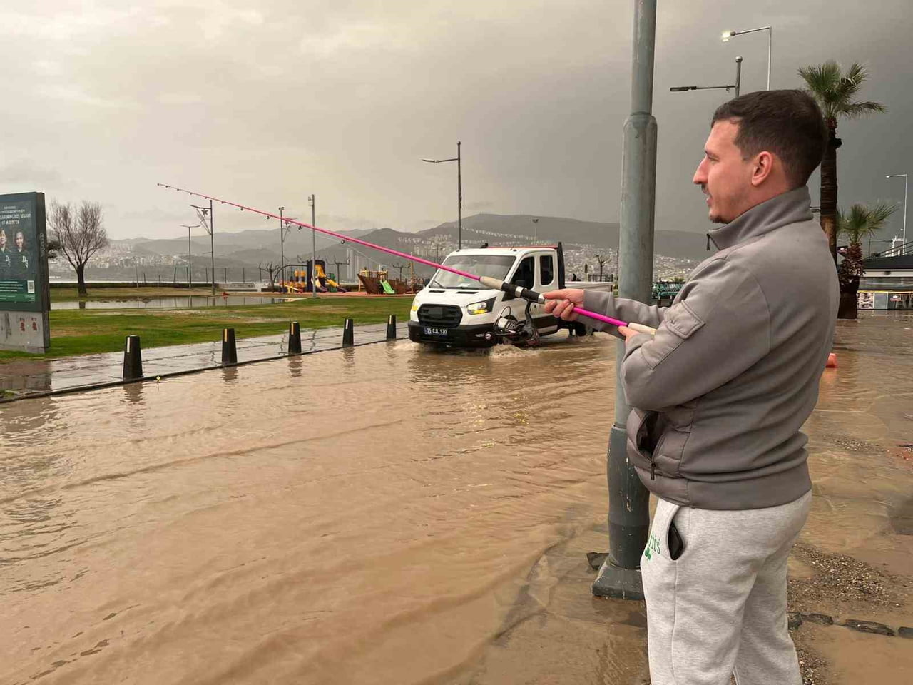 İZMİR’DE ÖĞLE SAATLERİNDE ETKİLİ OLAN SAĞANAK YAĞIŞ HAYATI OLUMSUZ ETKİLEDİ. KONAK İLÇESİ ALSANCAK...