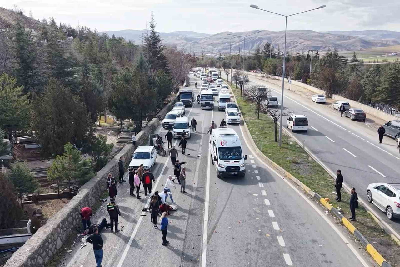 KIRIKKALE'DE MEYDANA GELEN ZİNCİRLEME TRAFİK KAZASINDA, ELEKTRİKLİ 3 TEKERLİ BİSİKLETTE BULUNAN 2...