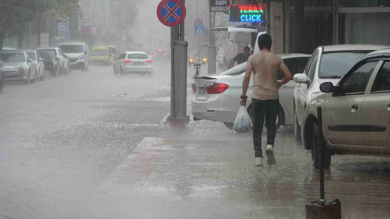 KOCAELİ'DE YARIN ETKİLİ OLMASI BEKLENEN KUVVETLİ YAĞIŞ VE SAĞANAK NEDENİYLE VATANDAŞLARIN TEDBİRLİ...