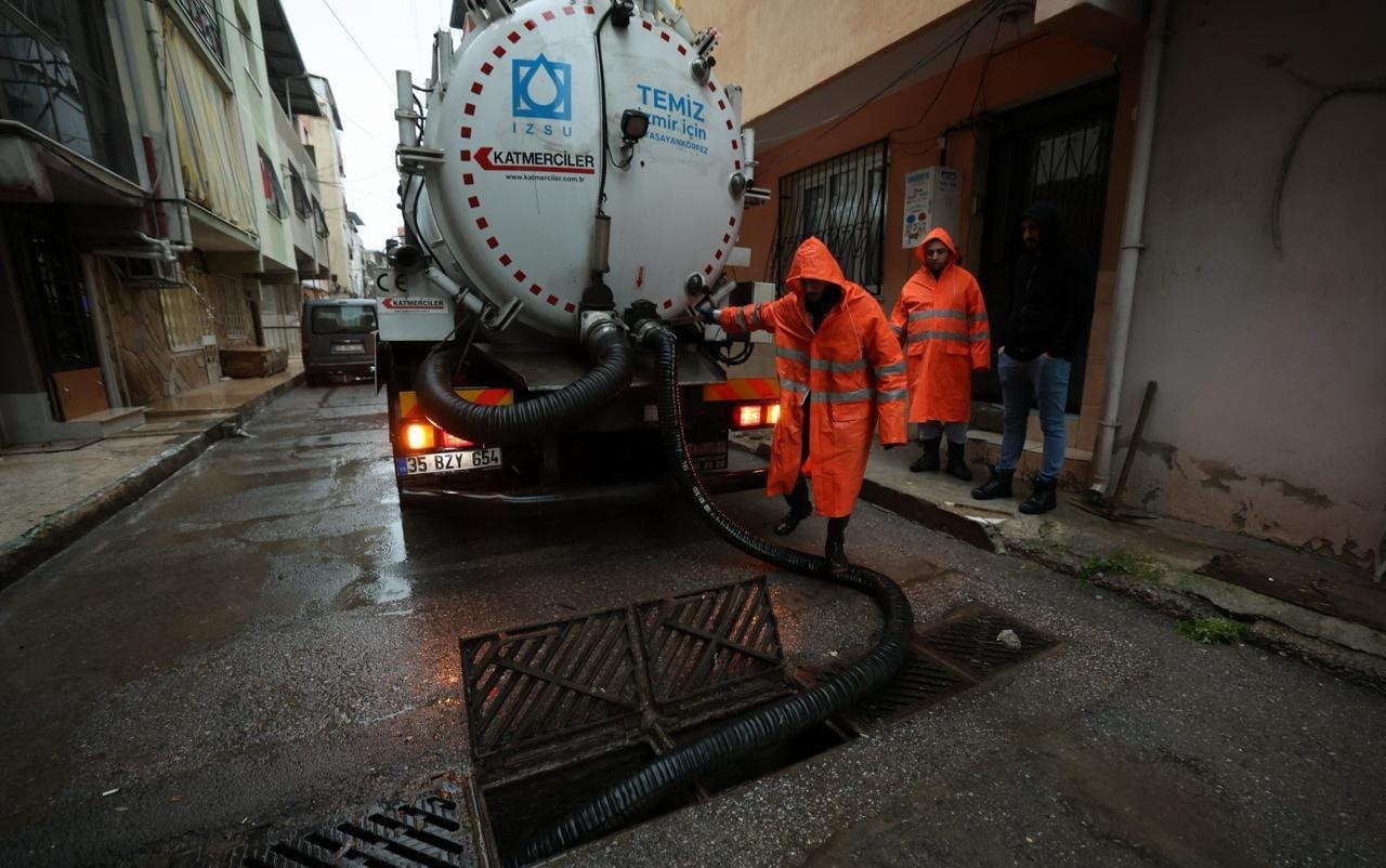 METEOROLOJİ’NİN TURUNCU KODLU YAĞIŞ UYARISI VERDİĞİ İZMİR’DE, KUVVETLİ SAĞANAK KENT GENELİNDE...