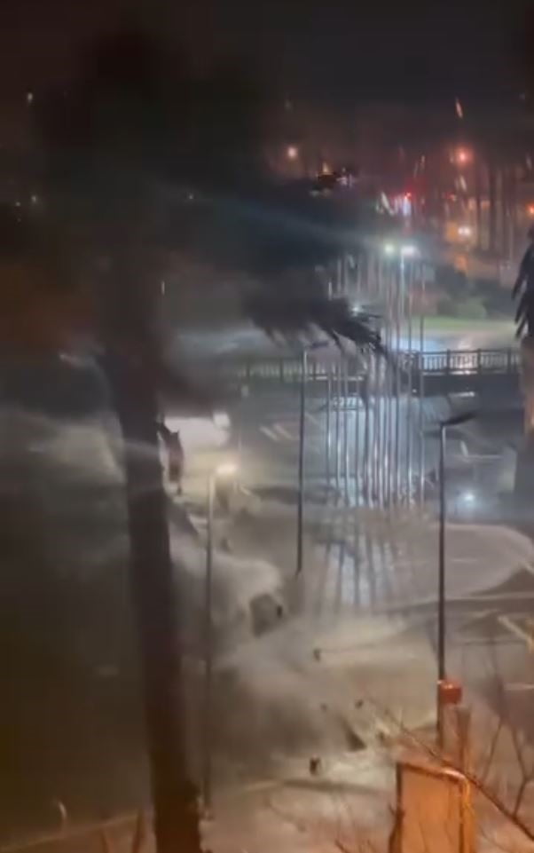 MUĞLA'NIN MARMARİS İLÇESİNDE ETKİLİ OLAN LODOS DENİZİ TAŞIRDI, DALGALAR METRELERCE YÜKSEĞE...