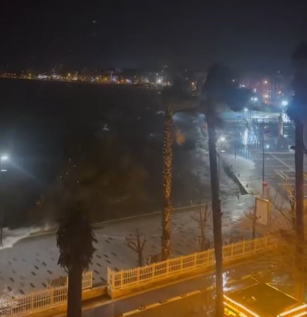 MUĞLA'NIN MARMARİS İLÇESİNDE ETKİLİ OLAN LODOS DENİZİ TAŞIRDI, DALGALAR METRELERCE YÜKSEĞE...