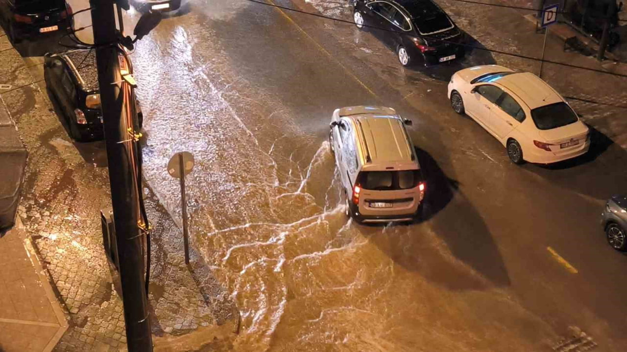 MUĞLA'NIN MENTEŞE İLÇESİNDE SAĞANAK YAĞIŞ ETKİLİ OLDU, BAZI SOKAKLARDA SU BİRİKİNTİLERİ OLUŞTU...