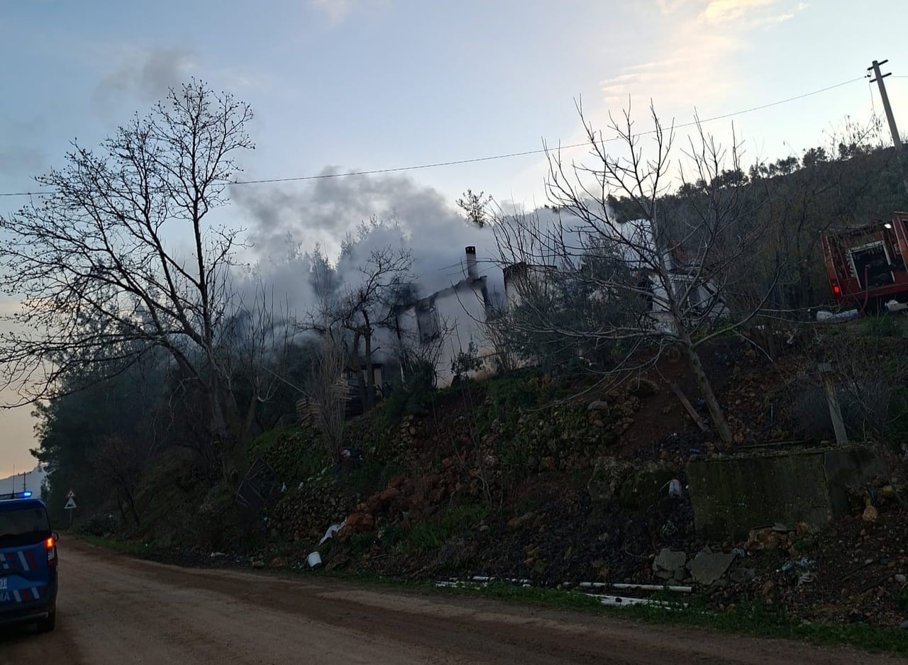 MUĞLA’NIN MENTEŞE İLÇESİNDE ÇIKAN YANGINDA MÜSTAKİL EV KÜLE DÖNERKEN, ŞANS ESER CAN KAYBI...