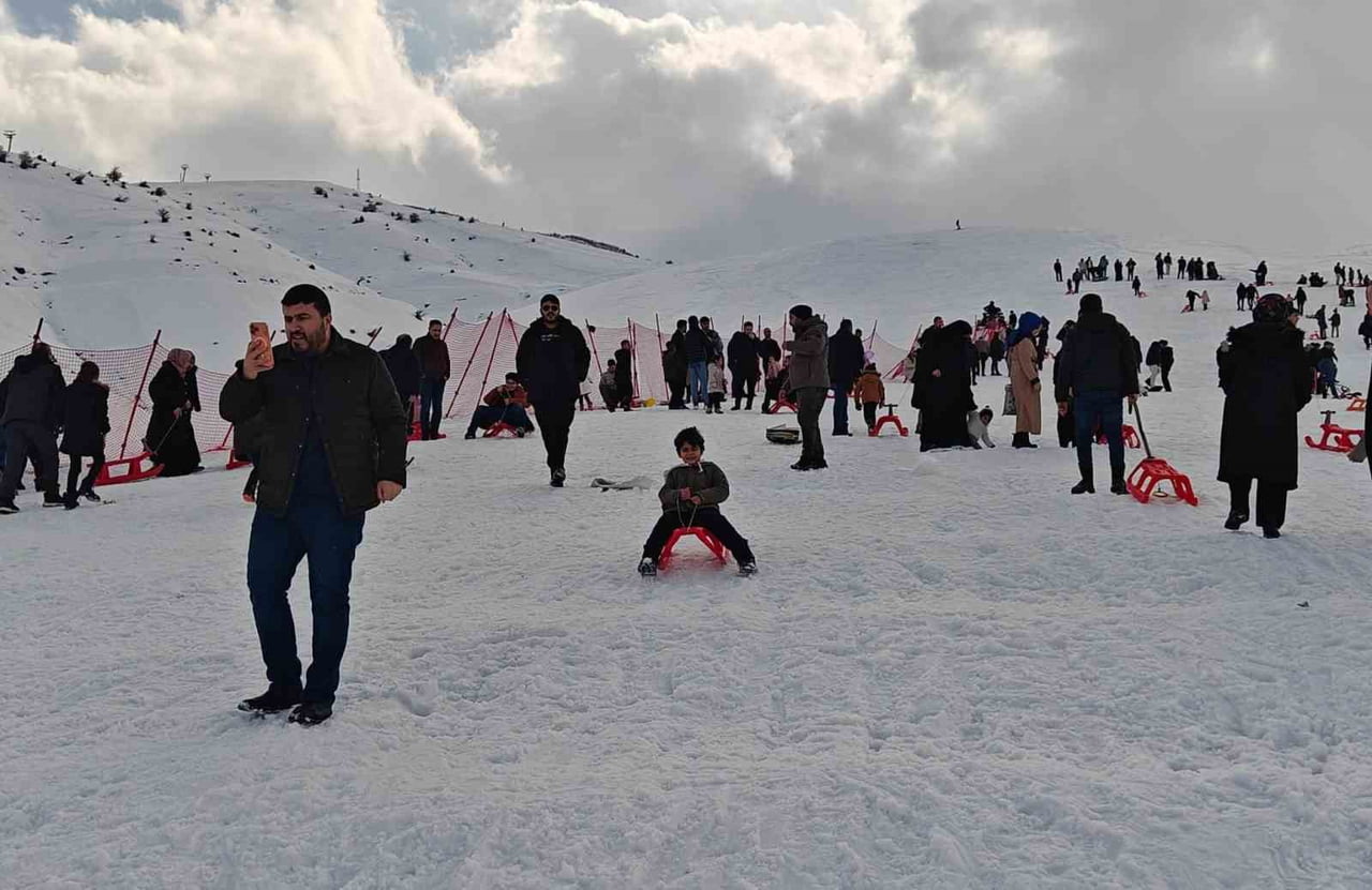 MUŞ'TA KENT MERKEZİNE 8 KİLOMETRE UZAKLIKTA VE 2 BİN 300 METRE RAKIMDA BULUNAN GÜZELDAĞ KAYAK...