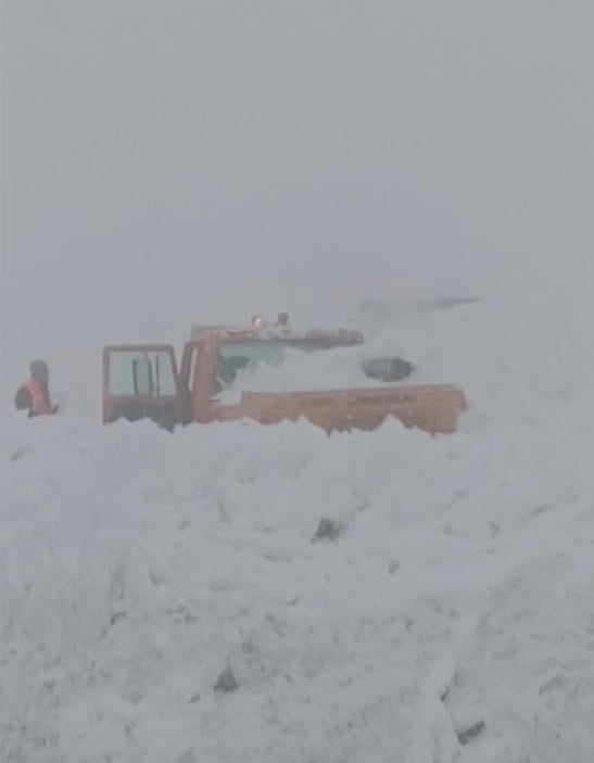 MUŞ-KULP KARAYOLUNDA YOL AÇMA ÇALIŞMASI YAPAN KARAYOLLARI EKİBİNE AİT İŞ MAKİNESİ ÇIĞ ALTINDA...