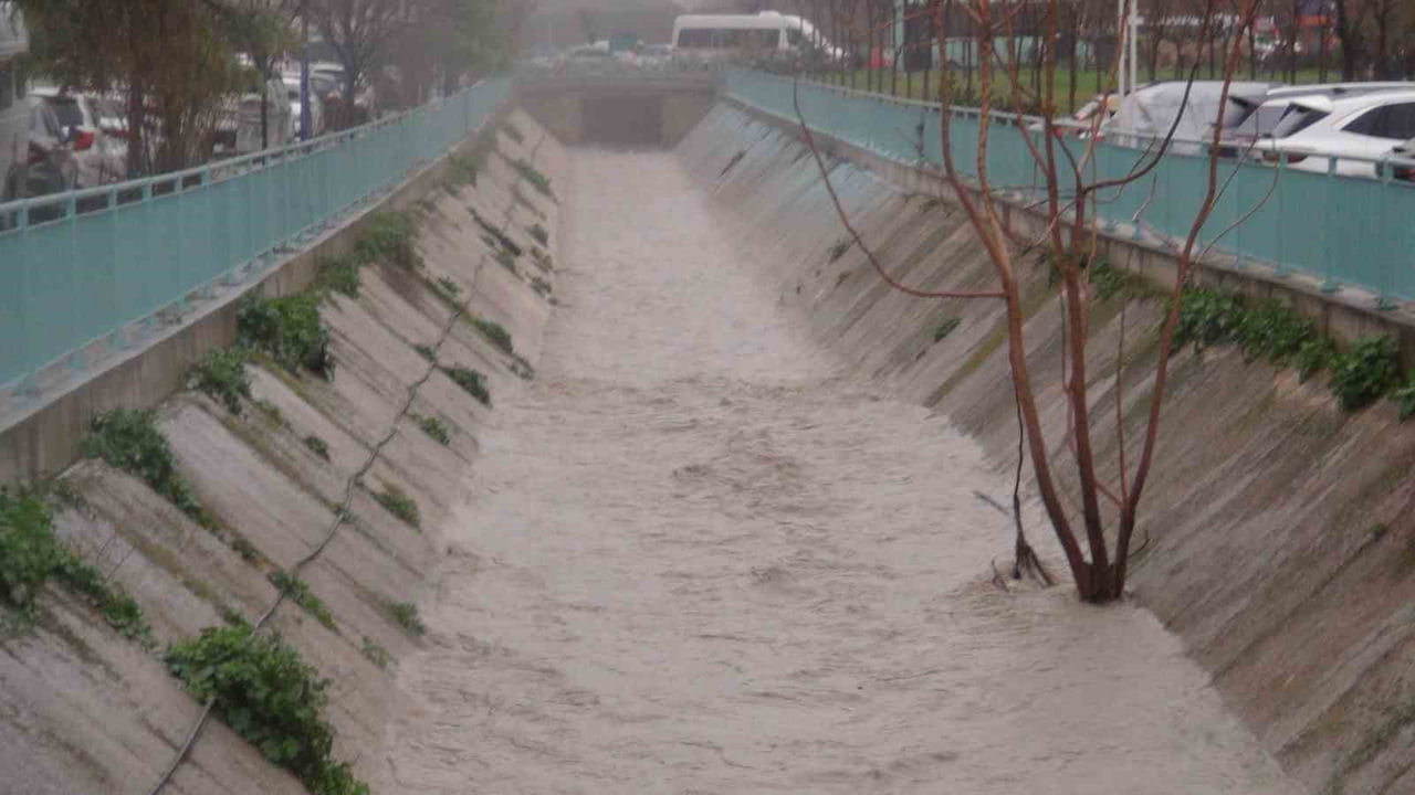 ÖĞLEDEN SONRA BAŞLAYAN KUVVETLİ SAĞANAK, MANİSA’DA CADDE VE SOKAKLARI GÖLE ÇEVİRİRKEN, BÜYÜKŞEHİR...