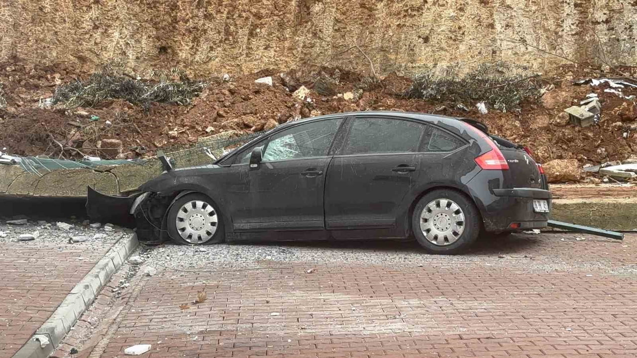 OLAYDA 3 ARAÇ DUVAR ALTINDA KALDI