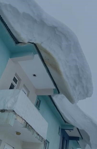 OVACIK İLÇESİNDE BİNA ÇATILARINDA SARKAN KAR KÜTLELERİ HAYRETE DÜŞÜRDÜ