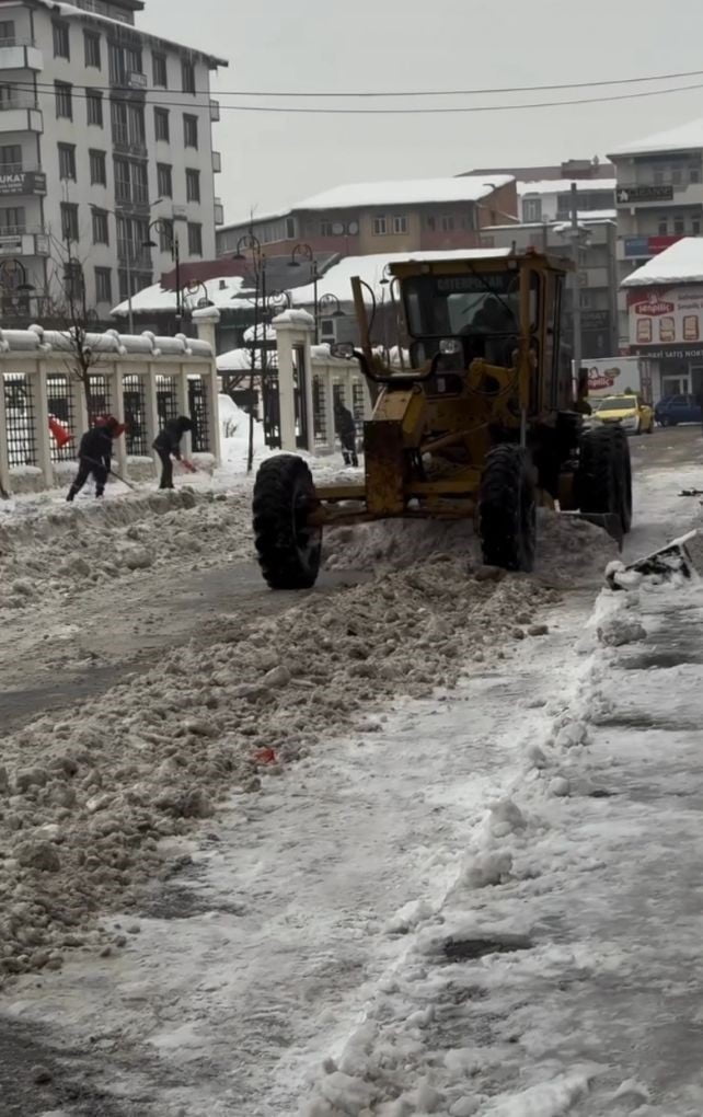 PATNOS’TA KAR TEMİZLEME ÇALIŞMASI ARALIKSIZ SÜRDÜRÜLÜYOR