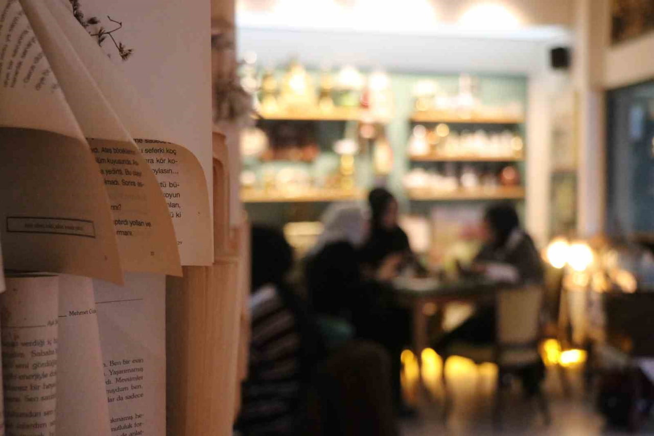 SAKARYA'NIN ADAPAZARI İLÇESİNDE FARKLI DÖNEMLERE AİT ASIRLIK ANTİKA EŞYALARLA DEKORE EDİLEN KAFE...