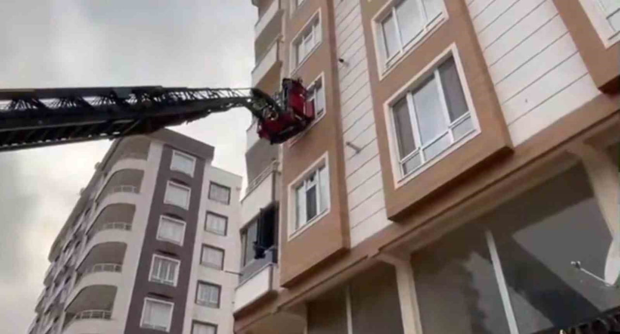 ŞANLIURFA'NIN KARAKÖPRÜ İLÇESİNDE SON GÜNLERDE ETKİLİ OLAN YOĞUN YAĞIŞ NEDENİYLE BİR BİNANIN...