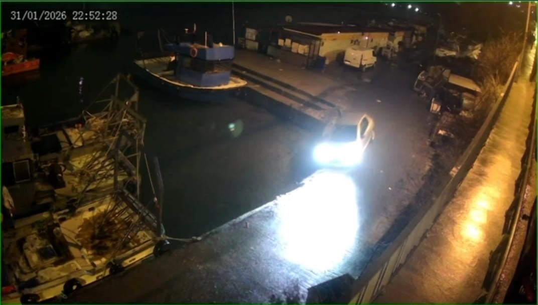 SARIYER'DE AYNI YERDE AYNI ŞEKİLDE İKİNCİ ARAÇ MENDİREKTE ASILI KALDI.