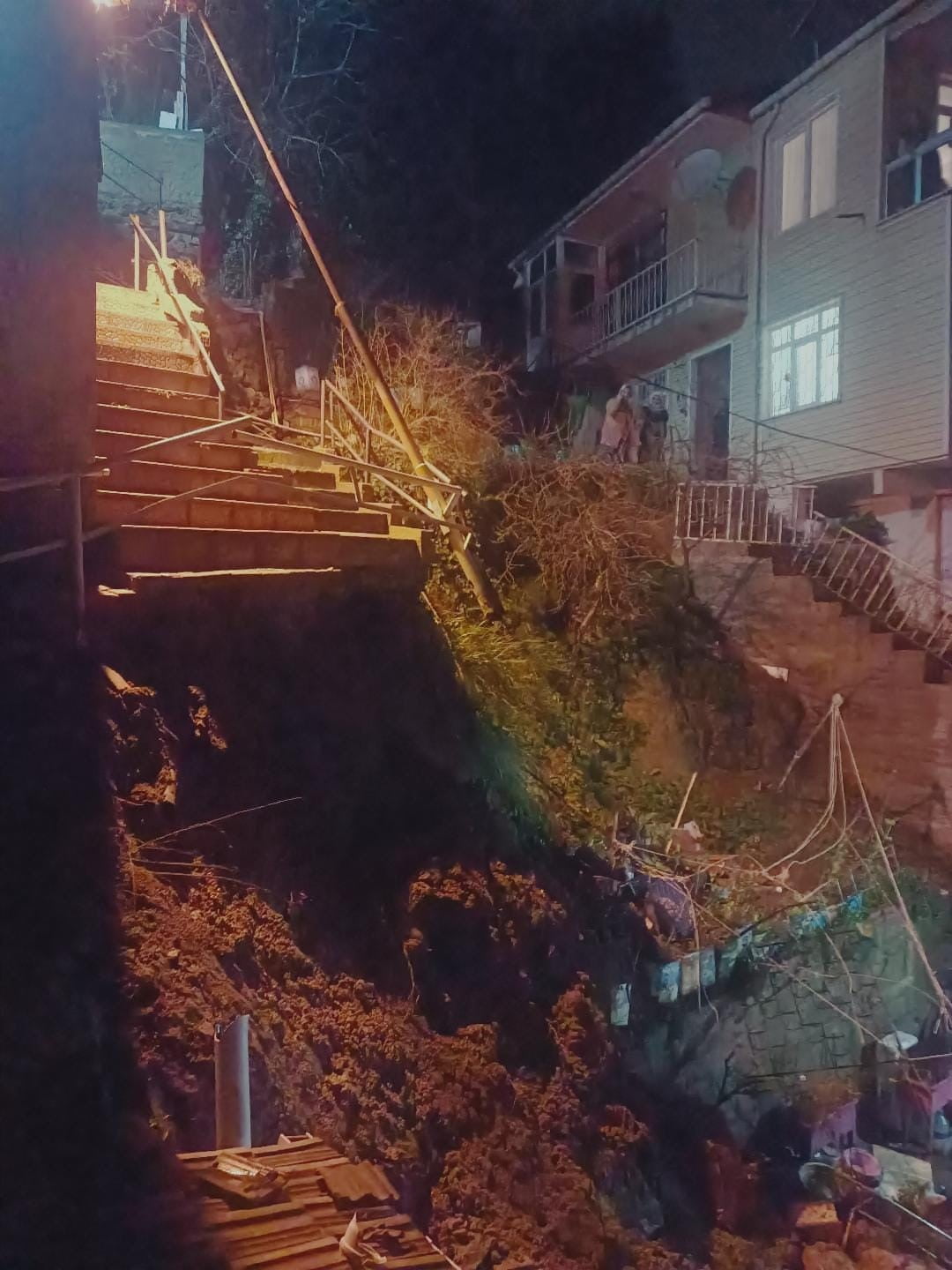 SARIYER'DE YAĞIŞ NEDENİYLE BİNA YANINDAKİ MERDİVENLER ÇÖKTÜ: MAHALLELİ SOKAĞA DÖKÜLDÜ