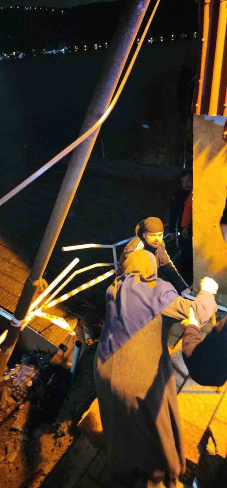 SARIYER'DE YAĞIŞ NEDENİYLE BİNA YANINDAKİ MERDİVENLER ÇÖKTÜ: MAHALLELİ SOKAĞA DÖKÜLDÜ