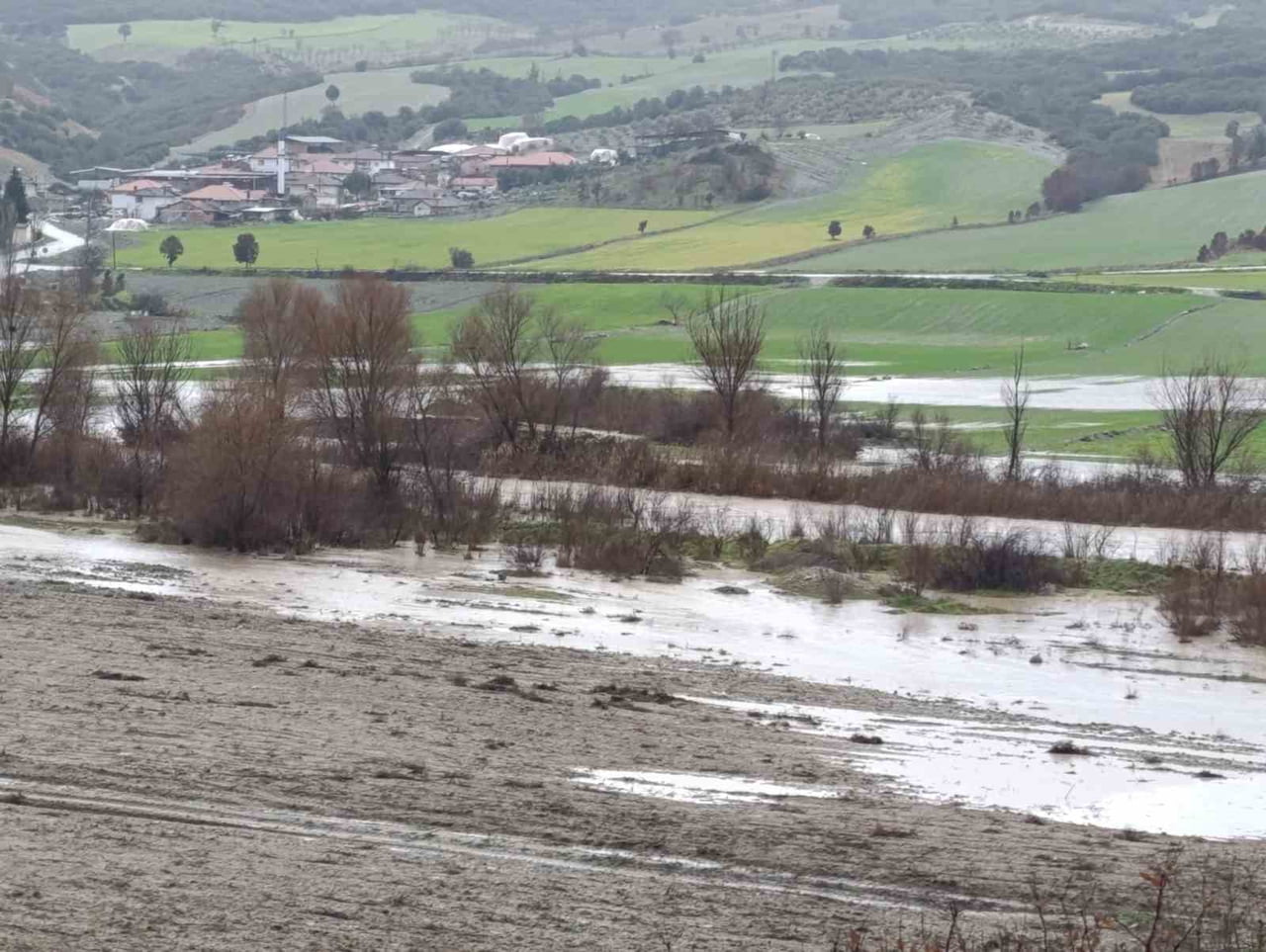 SELENDİ ÇAYI VE DERELERİN TAŞMASI SONUCU YOLLAR VE ARAZİLER SU ALTINDA KALDI.