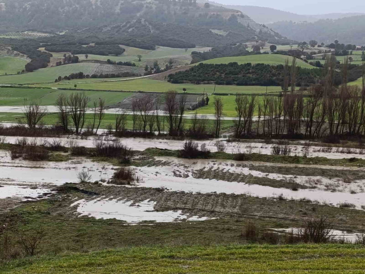 SELENDİ ÇAYI VE DERELERİN TAŞMASI SONUCU YOLLAR VE ARAZİLER SU ALTINDA KALDI.