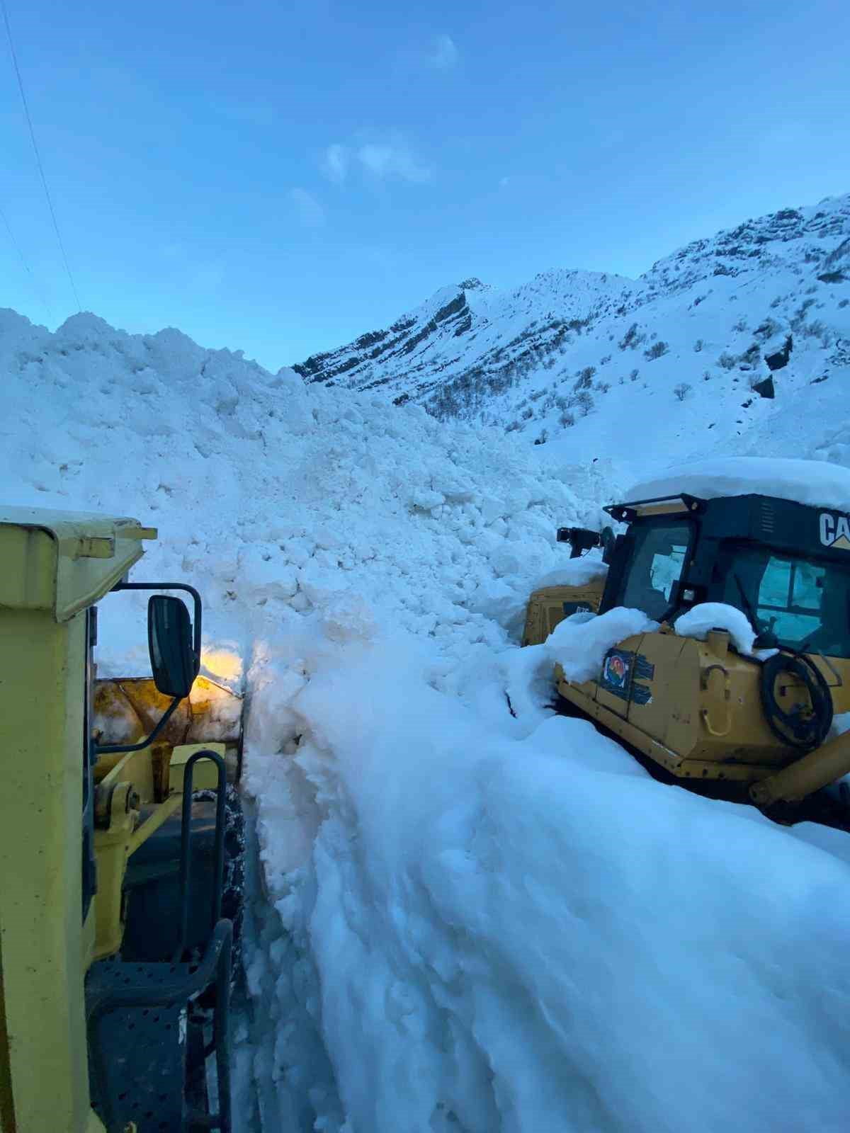ŞIRNAK’TA DEV ÇIĞ 4 KÖY YOLUNU KAPATTI. AŞIRI KAR YAĞIŞI SONRASI DAĞDAN KOPAN KAR KÜTLELERİ ÇIĞIN...