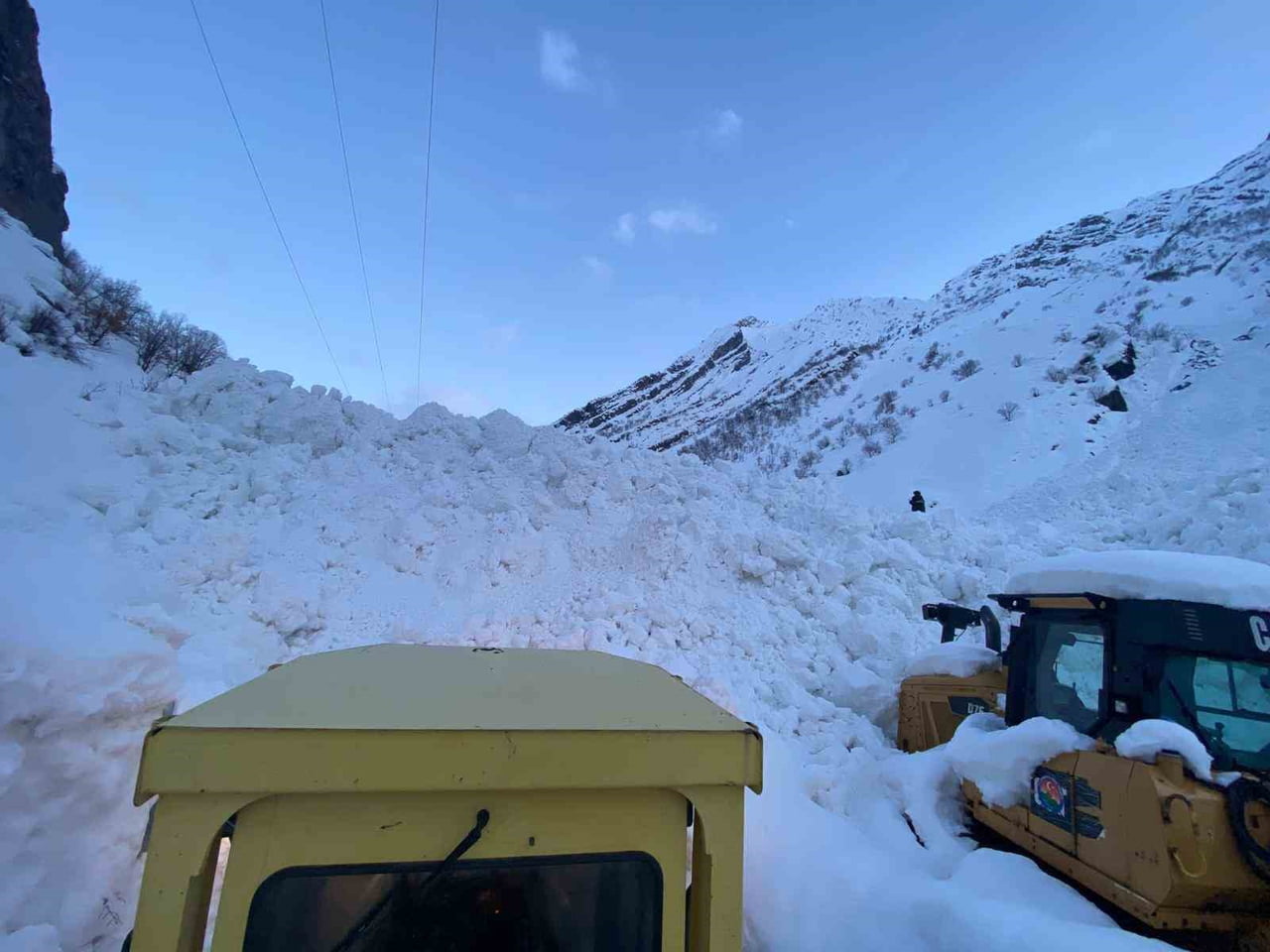 ŞIRNAK’TA DEV ÇIĞ 4 KÖY YOLUNU KAPATTI. AŞIRI KAR YAĞIŞI SONRASI DAĞDAN KOPAN KAR KÜTLELERİ ÇIĞIN...