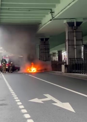 ŞİŞLİ'DE SEYİR HALİNDEYKEN MOTOR KISMINDAN ALEV ALAN OTOMOBİL, İTFAİYENİN MÜDAHALESİYLE...