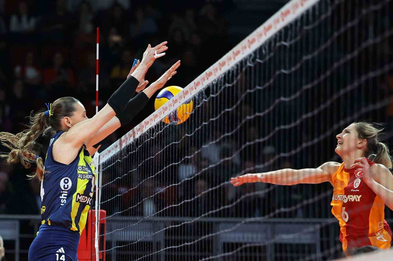 SULTANLAR LİGİ'NDE FENERBAHÇE, KONUK OLDUĞU GALATASARAY'I 3-0 YENDİ