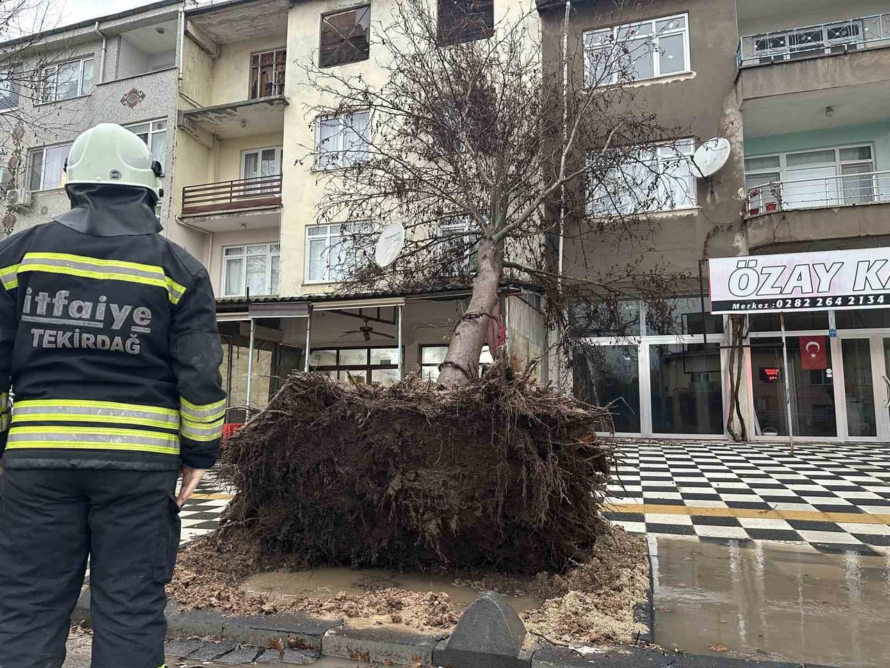 TEKİRDAĞ'IN MURATLI İLÇESİNDE ETKİLİ OLAN ŞİDDETLİ RÜZGARDA BİR AĞAÇ KAHVEHANENİN ÇATISINA...