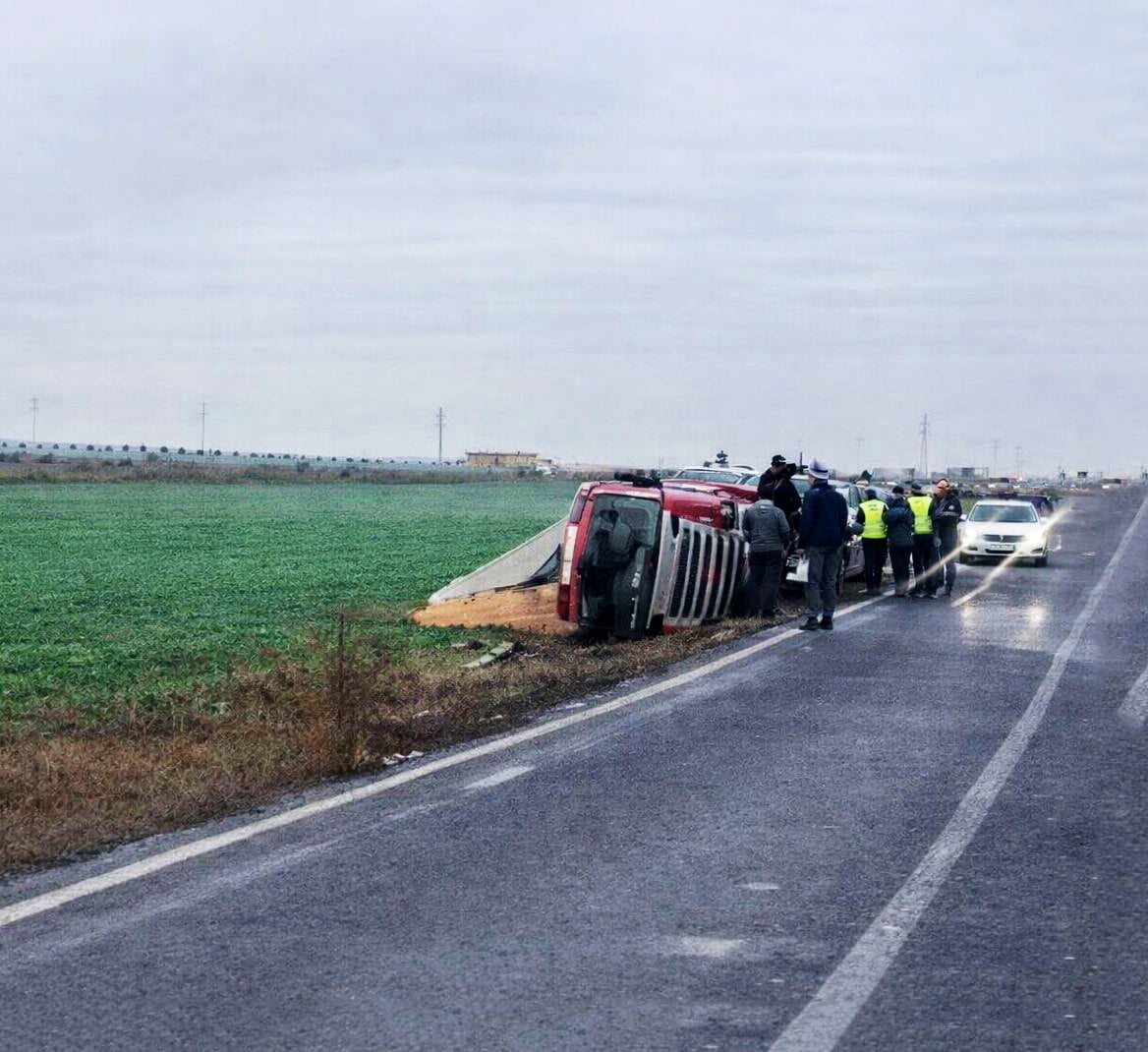 TEKİRDAĞ'IN MURATLI İLÇESİNDE KAMYON, KONTROLDEN ÇIKARAK YOL KENARINA DEVRİLDİ.