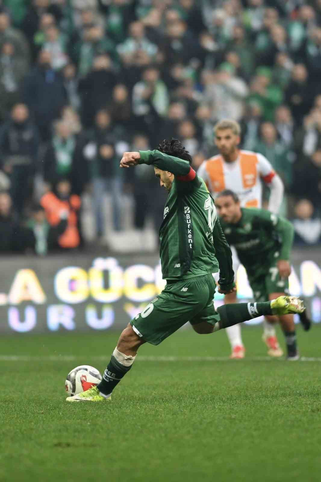 TFF 2. LİG KIRMIZI GRUP'UN 22. HAFTASINDA BURSASPOR, KARŞILAŞTIĞI ADANASPOR'U 6-0 MAĞLUP ETTİ.