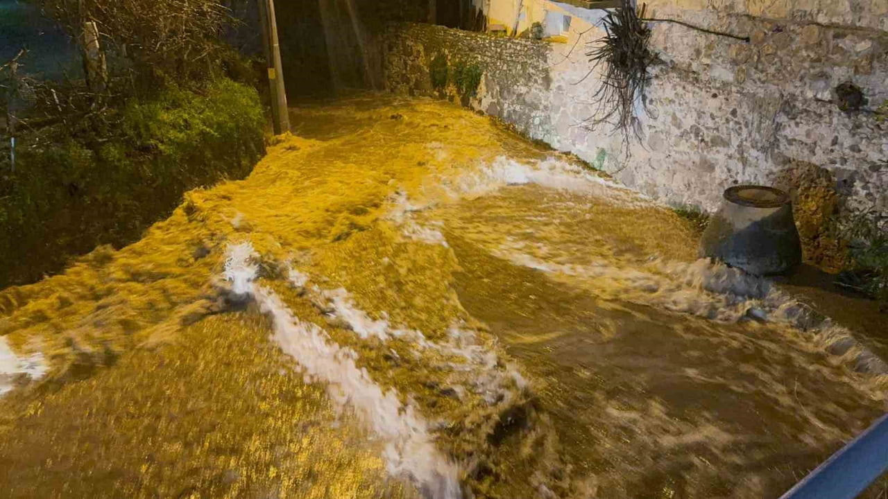 TURİZMİN GÖZBEBEĞİ BODRUM’DA AKŞAM SAATLERİNDE ETKİSİNİ ARTIRAN ŞİDDETLİ SAĞANAK YAĞIŞ, İLÇEDE...