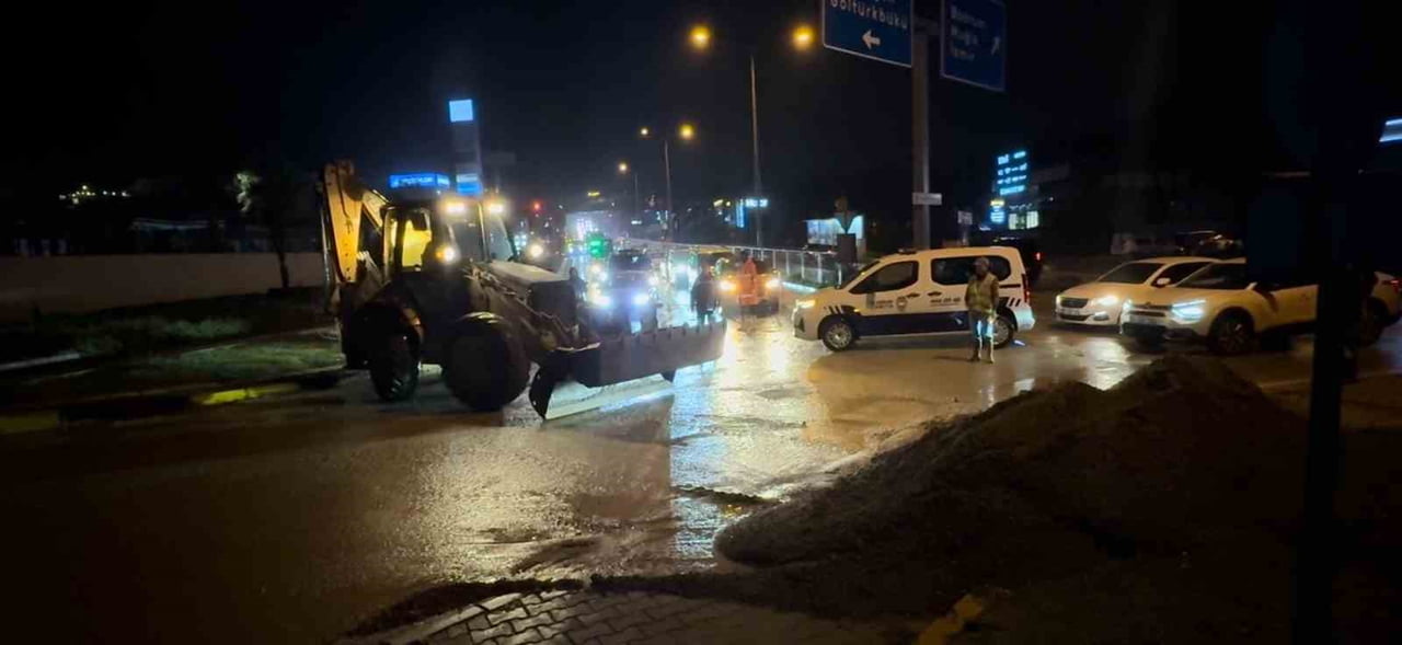 TURİZMİN GÖZBEBEĞİ BODRUM’DA AKŞAM SAATLERİNDE ETKİSİNİ ARTIRAN ŞİDDETLİ SAĞANAK YAĞIŞ, İLÇEDE...