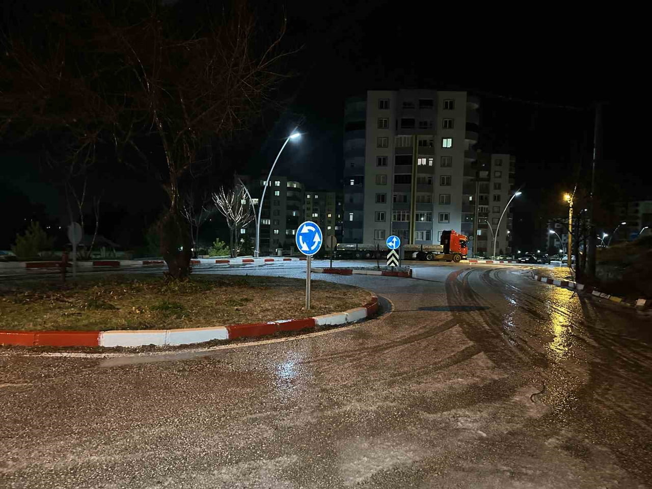 UŞAK’TA AKŞAM SAATLERİNDE ETKİLİ OLAN SAĞANAK YAĞIŞIN ARDINDAN BAŞLAYAN DOLU YAĞIŞI, KENT...
