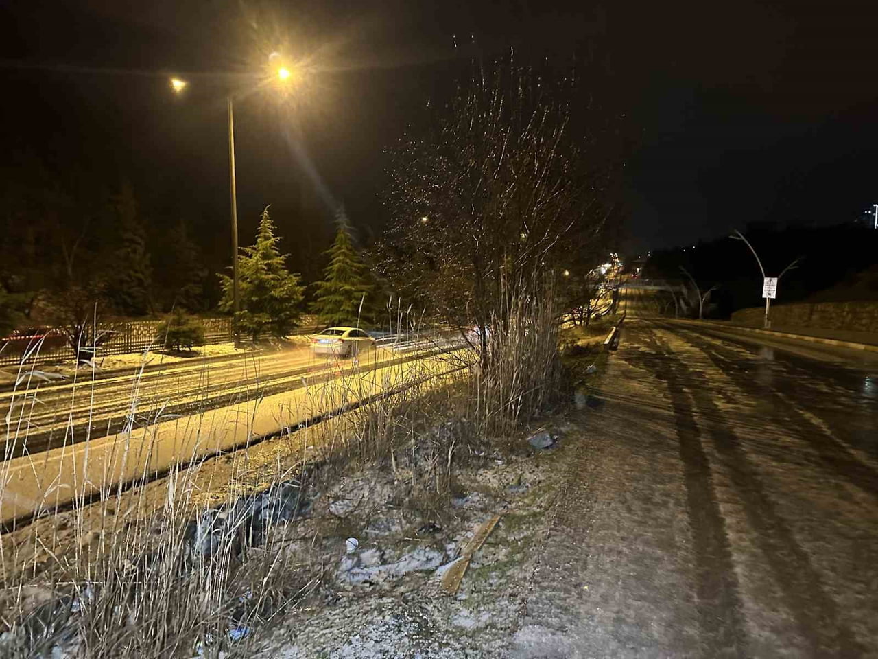 UŞAK’TA AKŞAM SAATLERİNDE ETKİLİ OLAN SAĞANAK YAĞIŞIN ARDINDAN BAŞLAYAN DOLU YAĞIŞI, KENT...