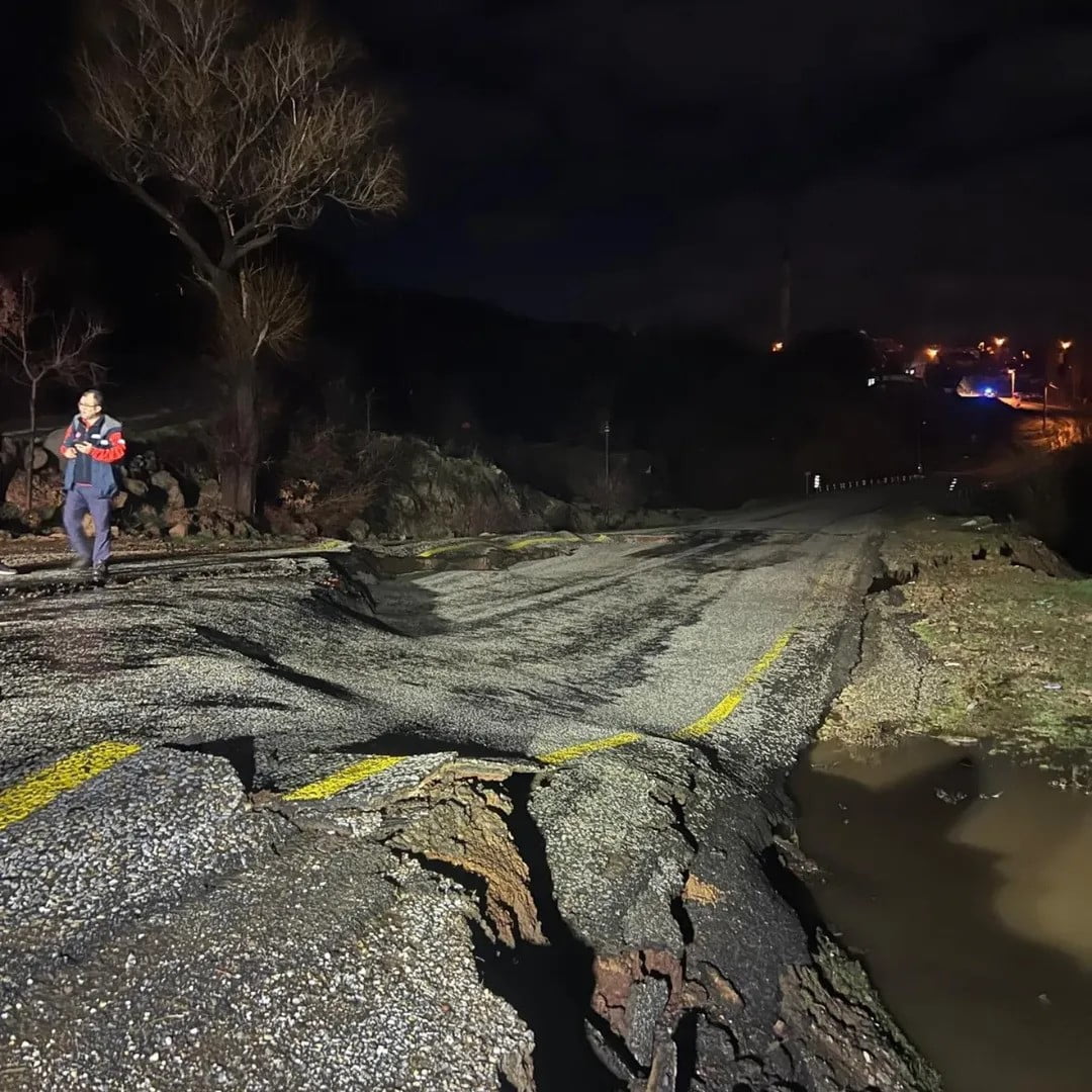 UŞAK’TA AKŞAM SAATLERİNDEN İTİBAREN ETKİLİ OLAN YOĞUN YAĞMUR YAĞIŞI SONRASI MERKEZE BAĞLI AŞAĞI...