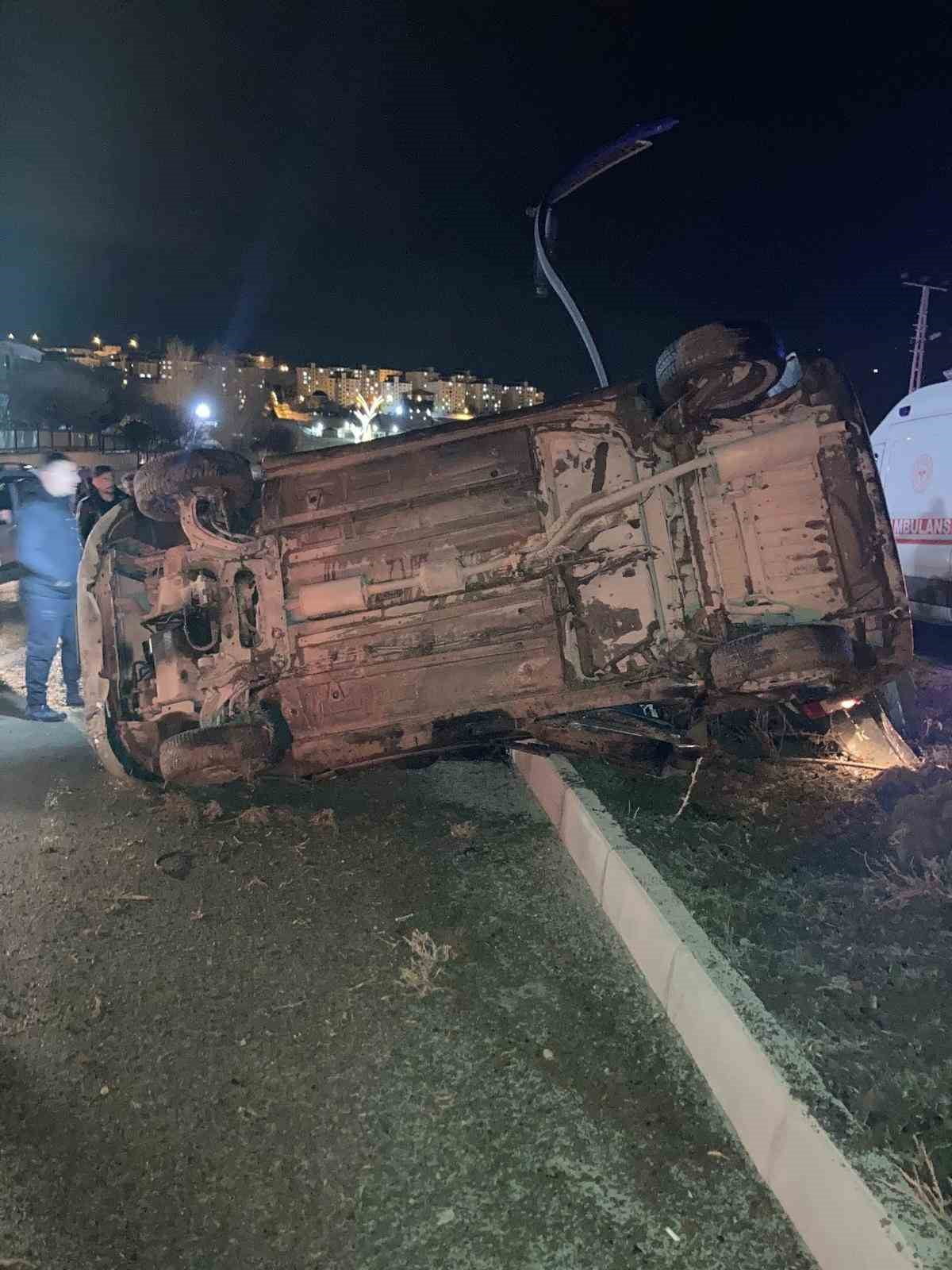 VAN'IN EDREMİT İLÇESİNDE OTOMOBİLİN TAKLA ATMASI SONUCU MEYDANA GELEN TRAFİK KAZASINDA 2 KİŞİ...