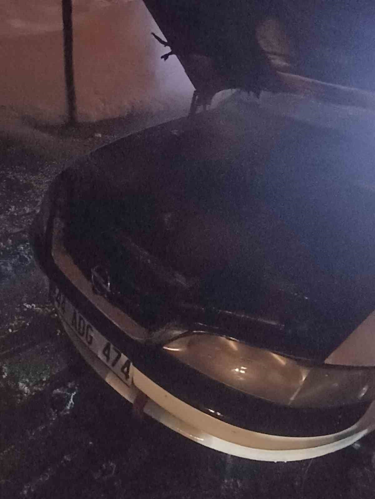 VAN'IN ERCİŞ İLÇESİNDE SEYİR HALİNDEKİ OTOMOBİLİN MOTORUNDA ÇIKAN YANGIN İTFAİYE EKİPLERİ...