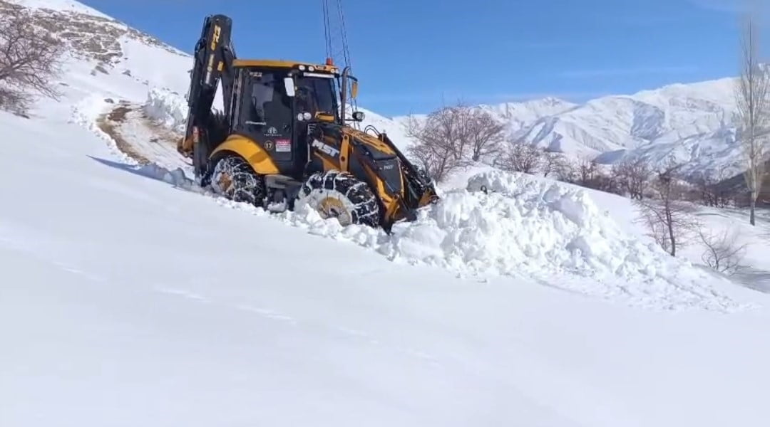 VAN’DA ETKİLİ OLAN KAR YAĞIŞI NEDENİYLE 78 YERLEŞİM YERİNİN YOLU ULAŞIMA KAPANDI.