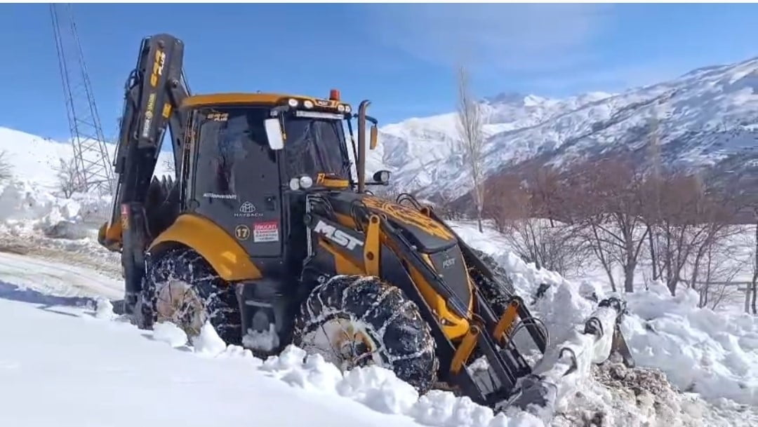 VAN’DA ETKİLİ OLAN KAR YAĞIŞI NEDENİYLE 78 YERLEŞİM YERİNİN YOLU ULAŞIMA KAPANDI.