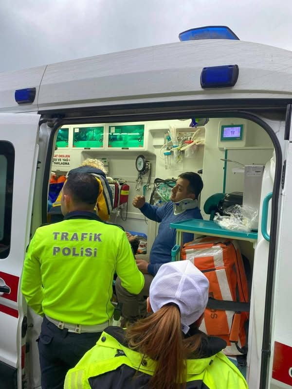 ZONGULDAK’IN KOZLU İLÇESİNDE SÜRÜCÜSÜNÜN KONTROLÜNDEN ÇIKAN PANELVAN ARACIN HASTANE GİRİŞİNDEKİ...