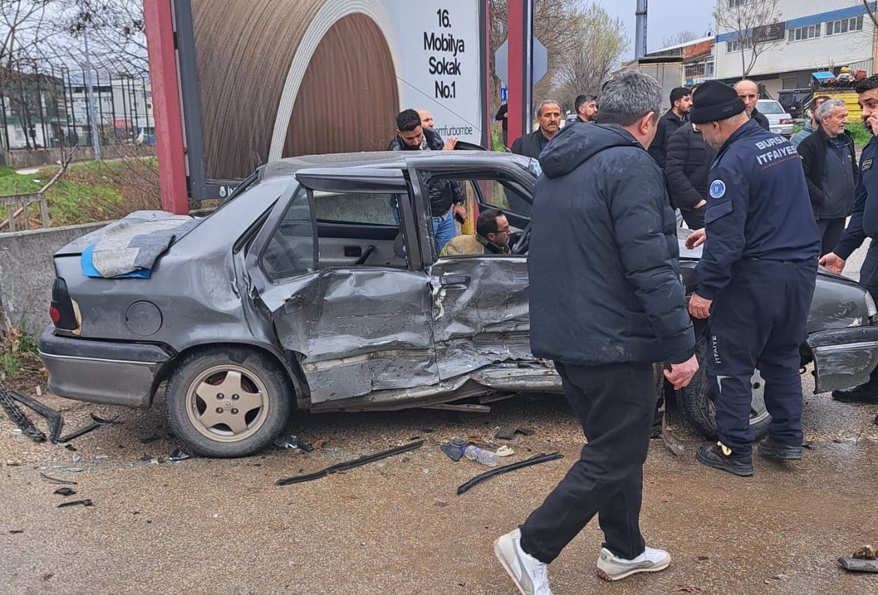 2 ARACIN KARIŞTIĞI KAZADA 4’Ü ÇOCUK 9 KİŞİ YARALANDI