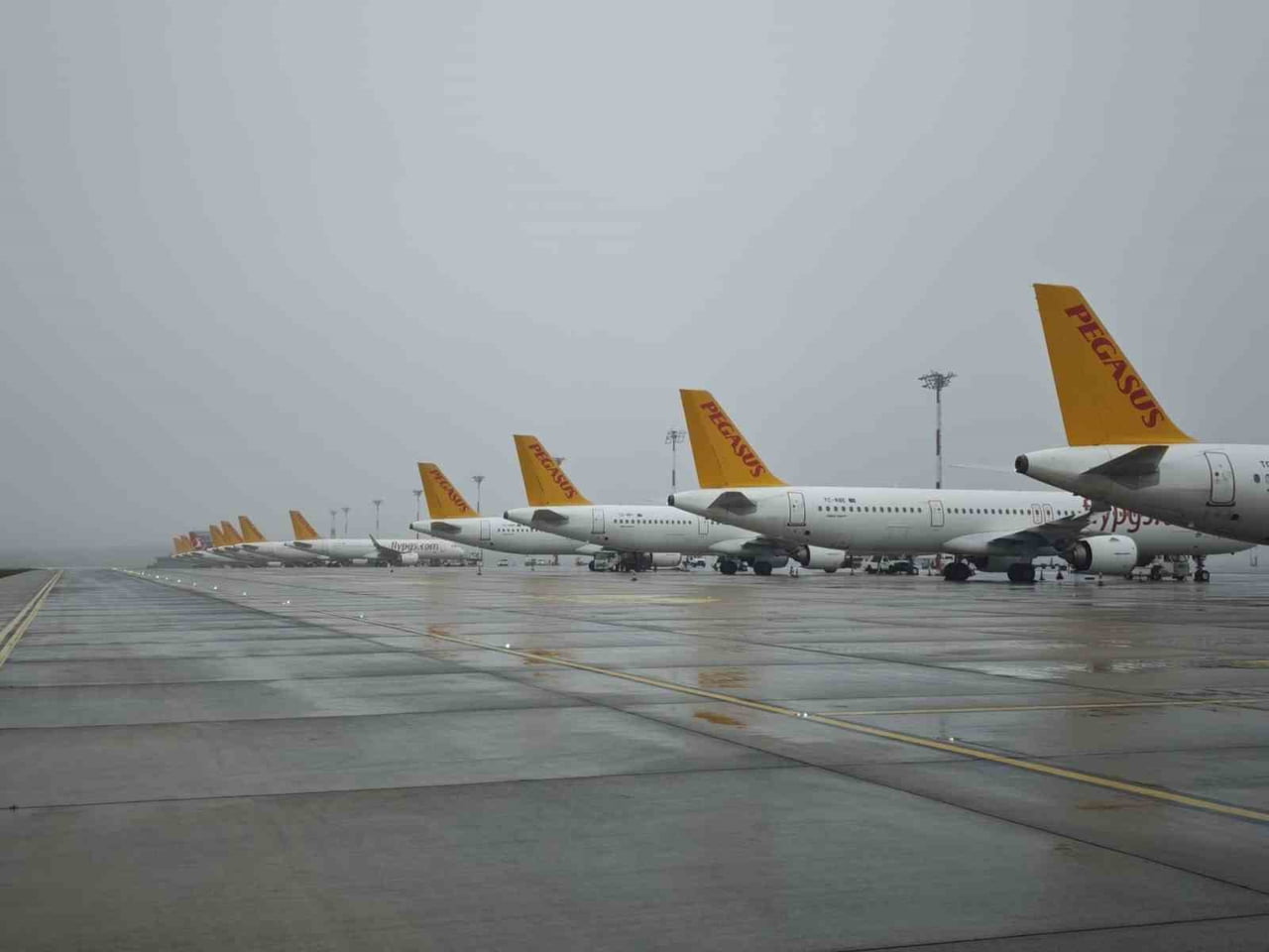 30'U YERDE VE 2'Sİ HAVADA OLMAK ÜZERE BAŞTA PEGASUS VE AJET SEFERLERİNE AİT TOPLAM 32 UÇAK İGA...