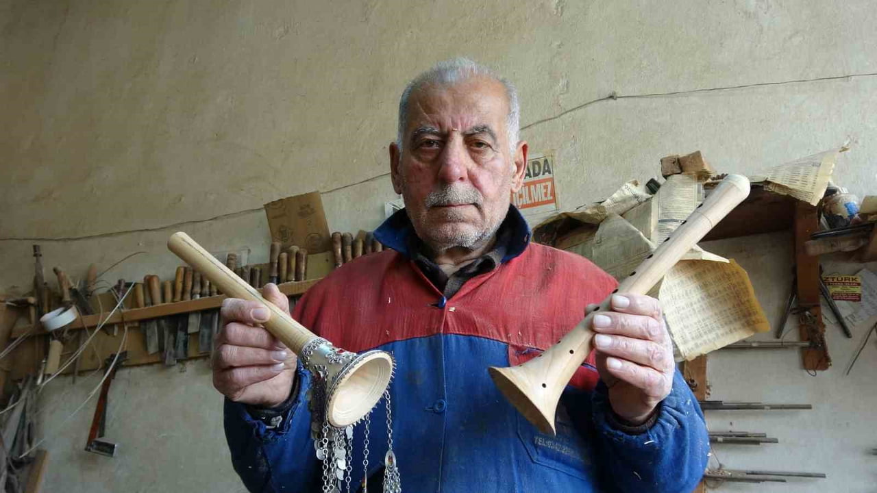 55 YILDIR AĞAÇLARA ŞEKİL VERİP ZURNA YAPIYOR