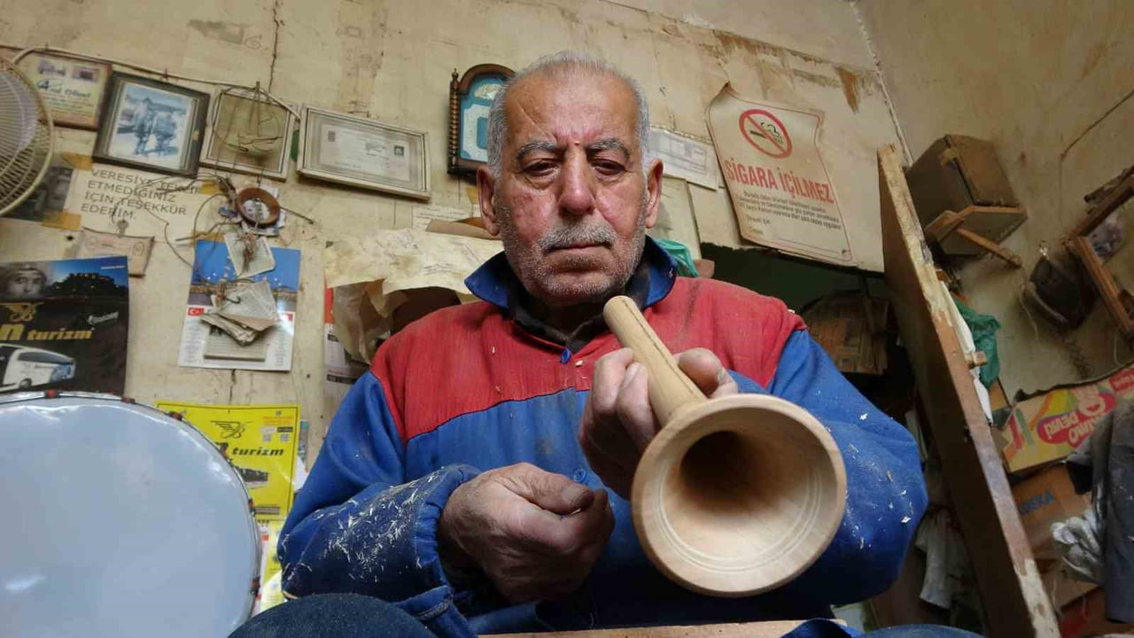 55 YILDIR AĞAÇLARA ŞEKİL VERİP ZURNA YAPIYOR